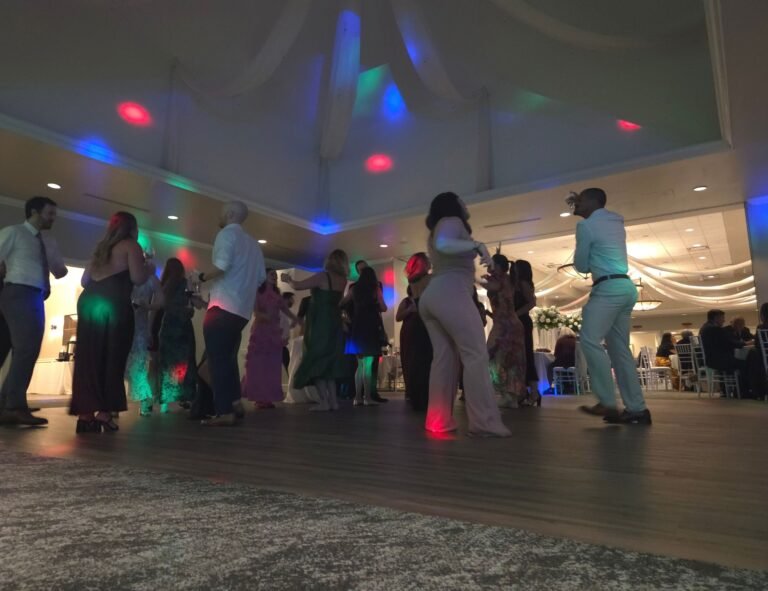 bilingual-dj-full-dance-floor